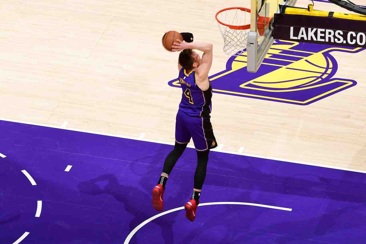 开启新征程？克内克特曾被湖人送走但交易取消 如今真正离开了LA